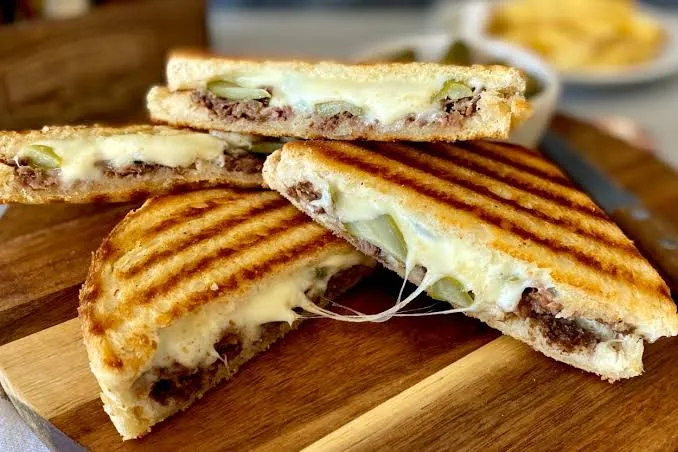 Kaşar Kavurma Tost yarım ekmek